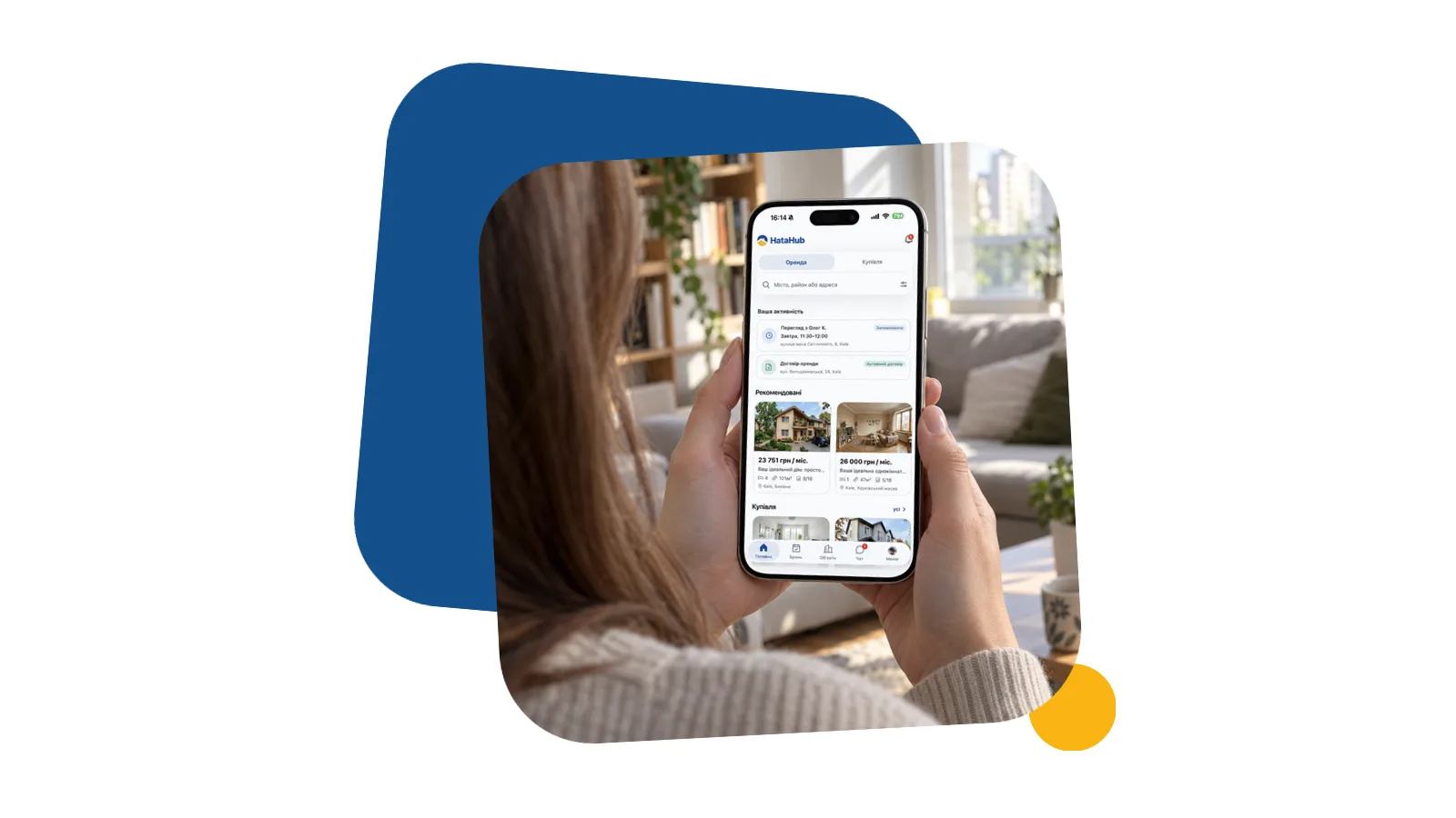 Жінка у світлій вітальні переглядає на телефоні застосунок HataHub перед публікацією оголошення