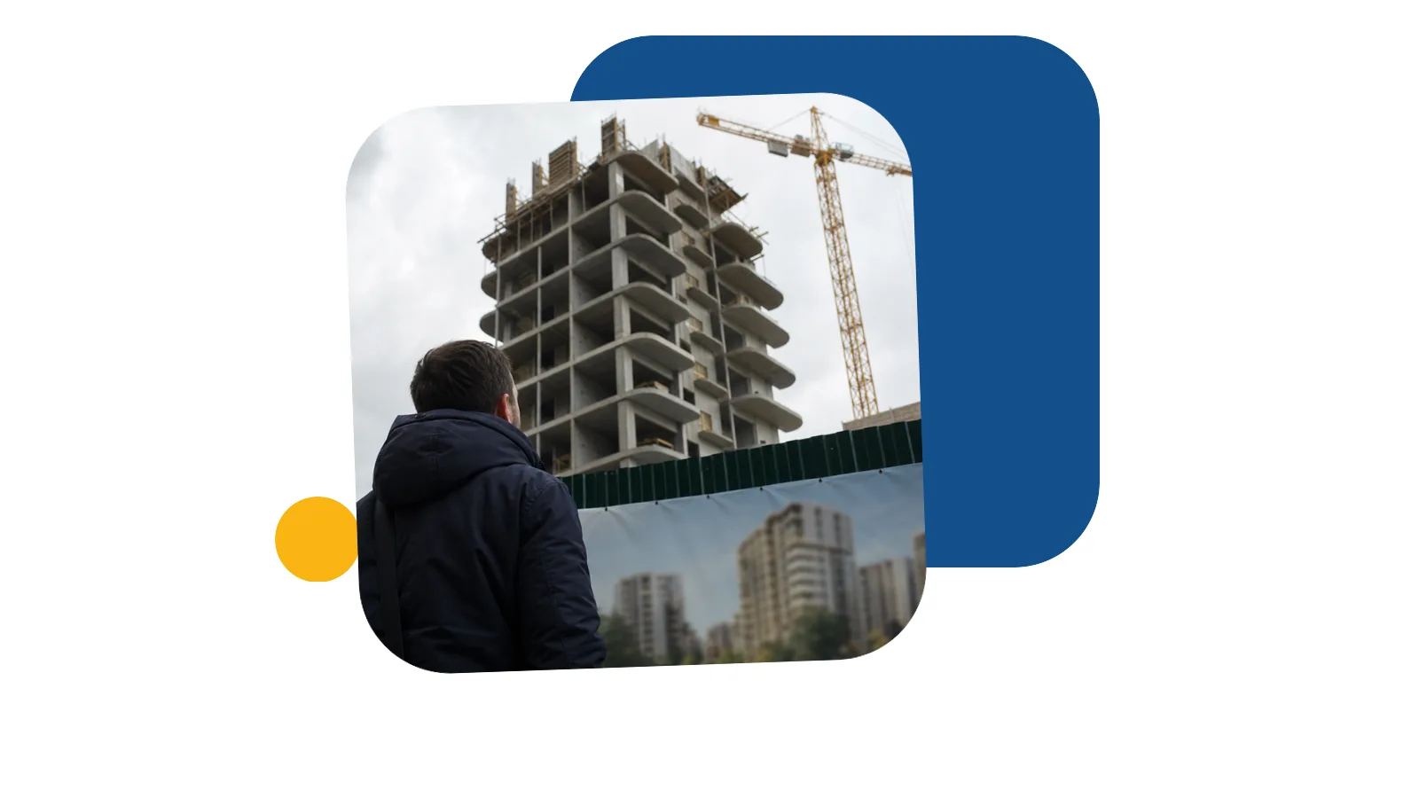 Чоловік у куртці дивиться на будівельний майданчик з баштовим краном крізь паркан