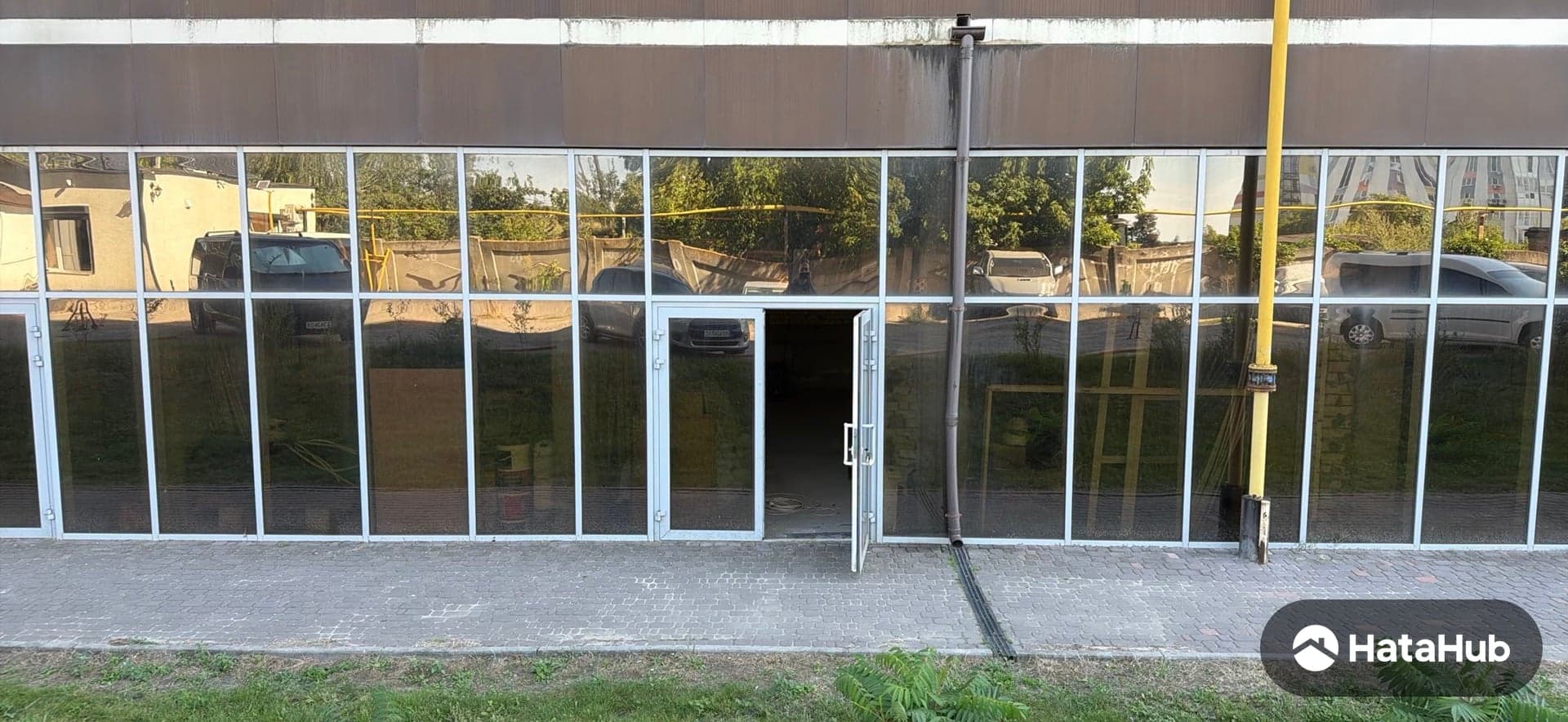 Продам коммерческое помещение первый этаж 12 этажного дома - фото 1